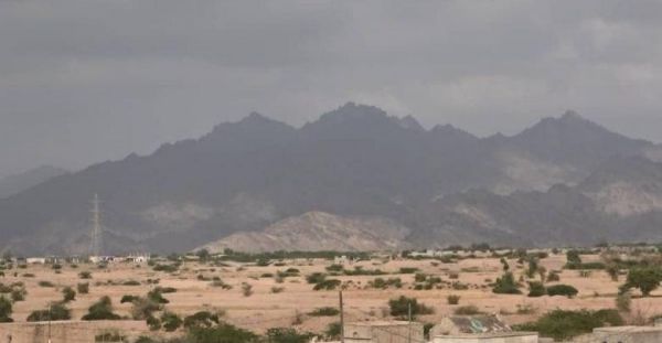 مليشيات الحوثي تقصف تجمعات للنازحين في حيس