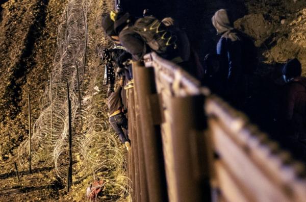 إطلاق الغاز المسيل للدموع على مهاجرين حاولوا دخول الولايات المتحدة