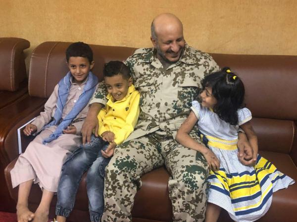 التقى أبناء أول شهداء المقاومة في الحديدة.. العميد طارق يتابع أحوال عائلات الشهداء