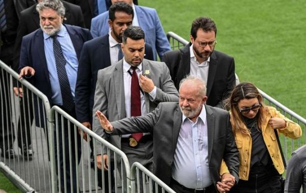 الرئيس البرازيلي "لولا دا سيلفا" يتقدم الجنازة الرسمية للأسطورة بيليه
