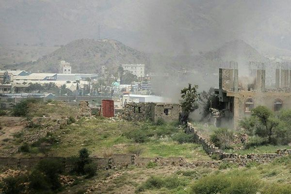 قناص حوثي يصيب امرأة أربعينية شمال مدينة تعز 