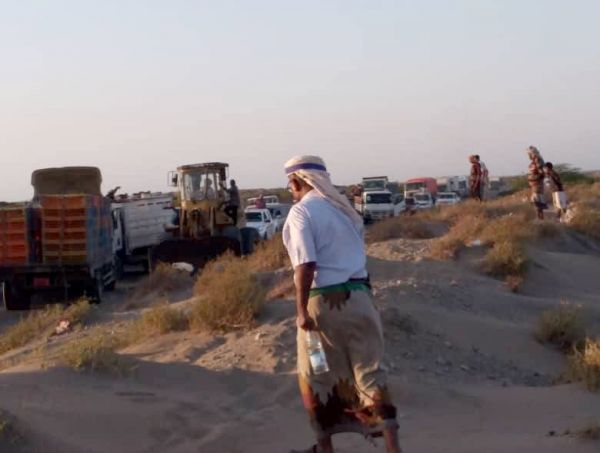 فتح الخط الرابط بين المخا والخوخة بعد ساعات من انقطاعه نتيجة الرمال الزاحفة