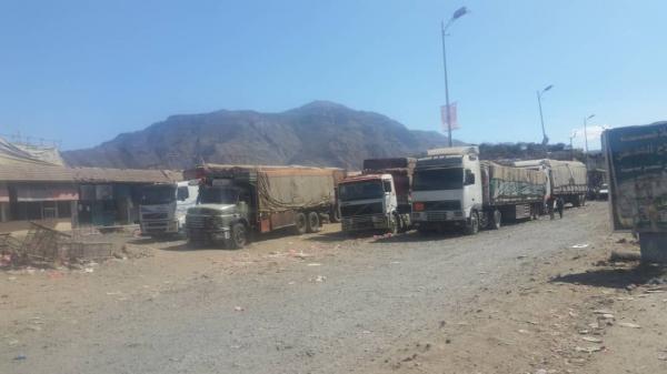 مليشيا الحوثي تحتجز 72 شاحنة إغاثية تابعة لـ «الأغذية العالمي» في إب