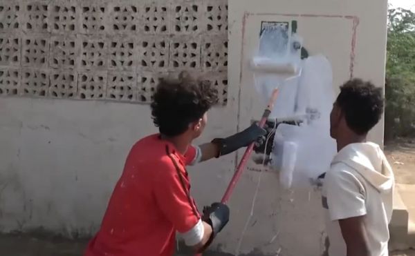 فيديو| حملة مجتمعية لطمس الشعارات الحوثية في حيس