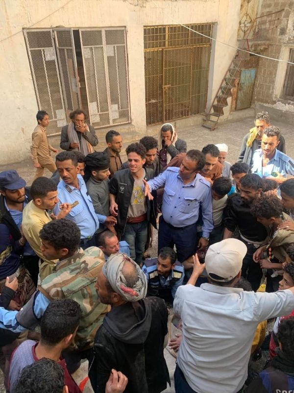 متأثرًا بضوائق معيشية جراء نهب الحوثيين راتبه.. رجُل مرور يموتُ واقفًا في إب