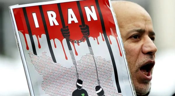 إيران تنفذ الإعدام بحق اثنين من المحتجين دفعة واحدة