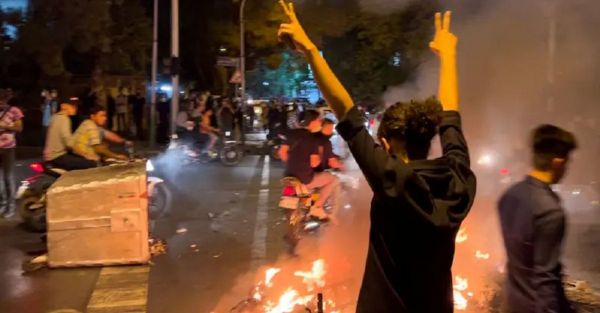 ( رأي ) كاتب إيراني : كيف ستؤثر ثورة ديمقراطية في إيران على تحقيق السلام في اليمن و المنطقة وأمن العالم  ؟