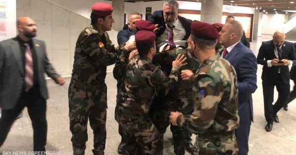 بالفيديو.. تدافع بالبرلمان العراقي ووعكة صحية لرئيس السن