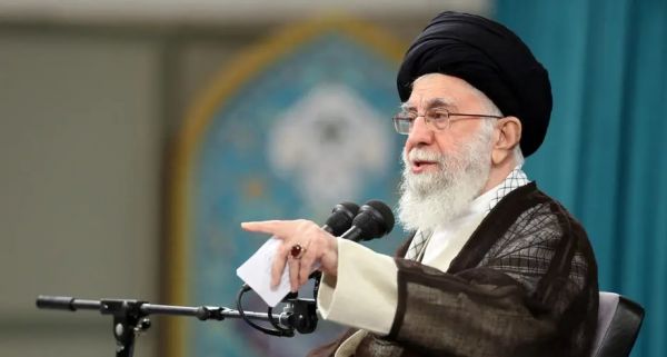 خامنئي يتهم الإيرانيين المحتجين بالخيانة ويهدد 