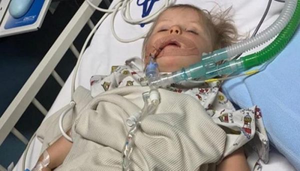معاناة رضيعة.. عاشت 4 أشهر بـ"بطارية" في حلقها