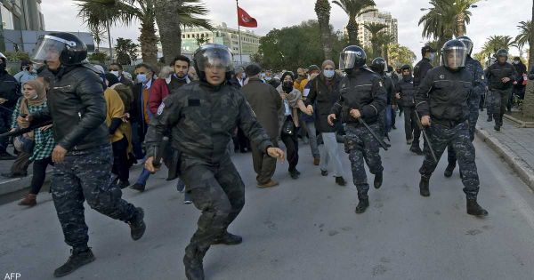 الداخلية: متظاهرون حاولوا اقتحام الحواجز الأمنية وسط تونس