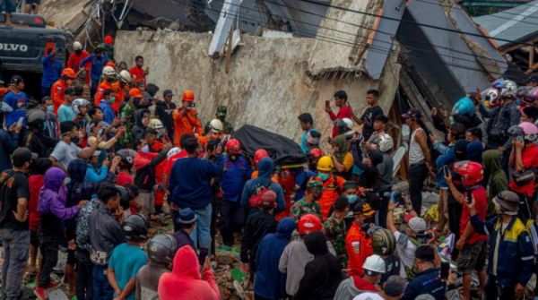 45 قتيلاً حصيلة زلزال سولاويسي في إندونيسيا... واستمرار البحث عن ناجين