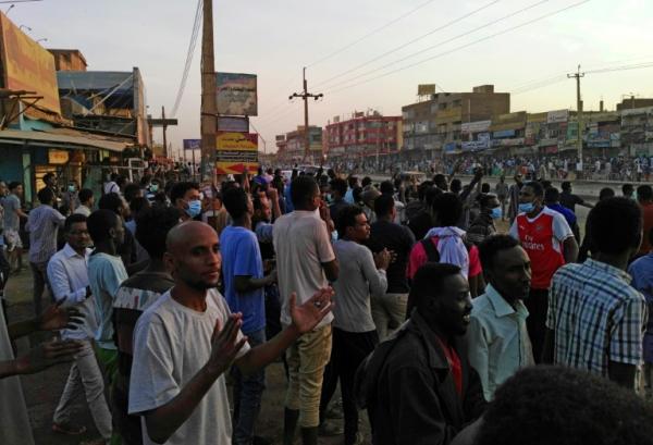 الشرطة تفرق متظاهرين متجهين نحو القصر الرئاسي في الخرطوم