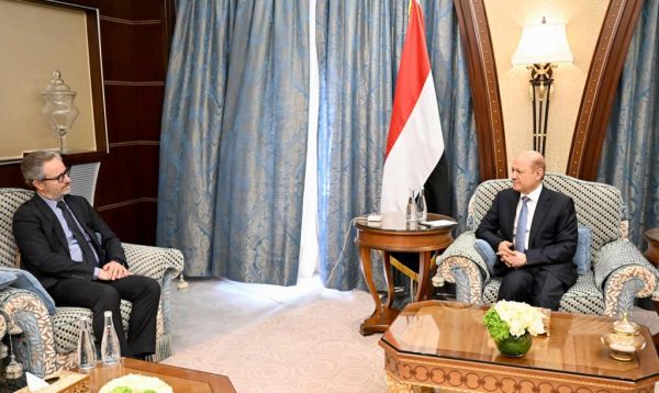 رئيس مجلس القيادة الرئاسي ينبه الوسطاء الإقليميين والدوليين إلى خطورة الرضوخ لابتزازات مليشيا الحوثي 