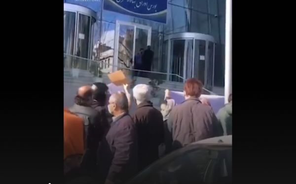 إيرانيون يهتفون بالموت لروحاني في طهران  