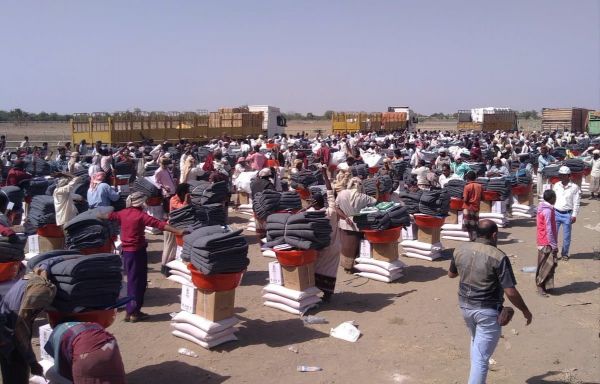الصليب الأحمر يوزع مواد غذائية لثلاثين ألف محتاج في بيت الفقيه