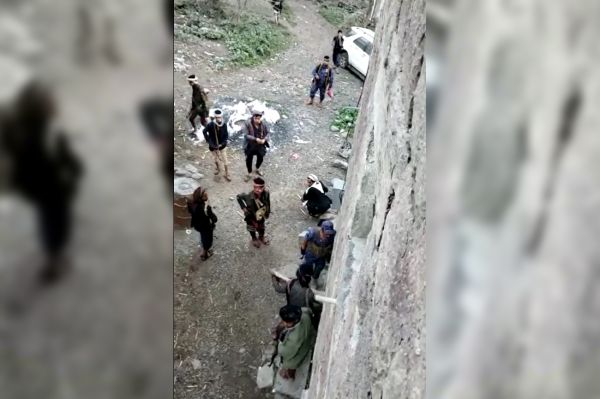 فيديو يُظهر وحشية مليشيا الحوثي الإرهابية لحظة اقتحام ونهب منزل شيخ قبَلي في إب  