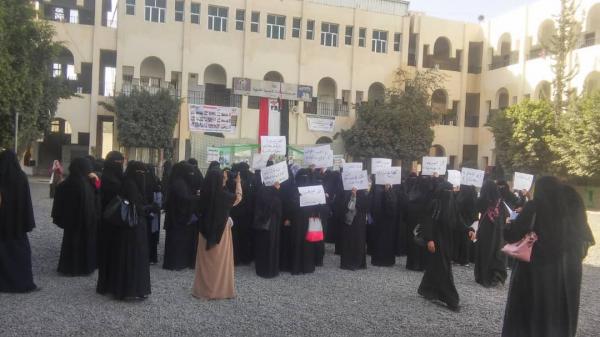 دعوات لإحباط محاولات الحوثيين نهب منحة المعلمين المالية كما نهبوا المساعدات الغذائية