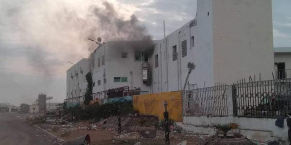 المليشيات الحوثية تستهدف نقطة رقابة ومستشفى في الحديدة 