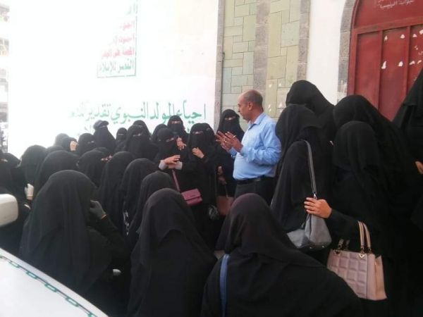 إب.. عشرات المعلمات ينفّذن وقفة احتجاجية تنديدًا بنهب الحوثيين حوافز قدمتها لهن منظمة "يونيسف"