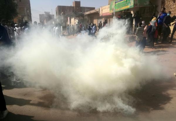 الشرطة السودانية تفرق بالغاز المسيل للدموع مسيرة القصر الجمهوري