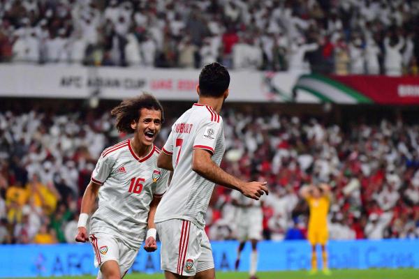الأبيض الإماراتي يقصي حامل اللقب ويضرب موعدا مع قطر في نصف النهاني