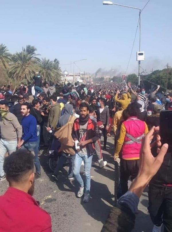 العراق .. إصابة 18 متظاهراً بقنابل الغاز في الناصرية