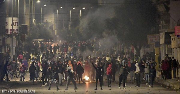 تونس.. مواجهات بالقصرين بعد وفاة متظاهر خلال الاحتجاجات الأخيرة