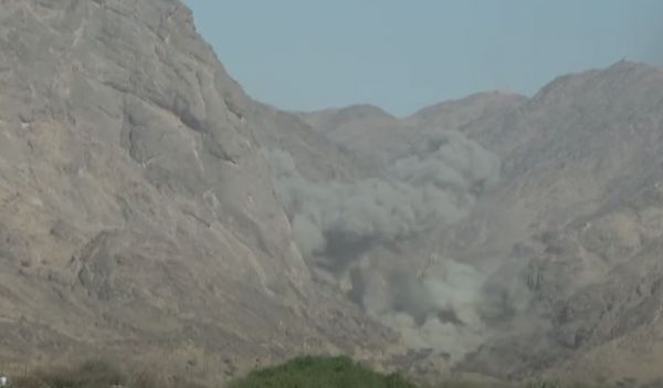 مأرب.. مليشيا الحوثي تفجر طريقاً جبلية رابطة بين حريب والجوبة