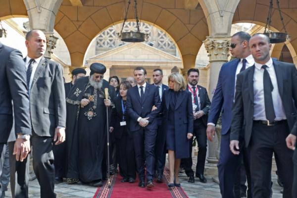 ماكرون يختتم زيارته لمصر بلقاء كبار رجال الدين