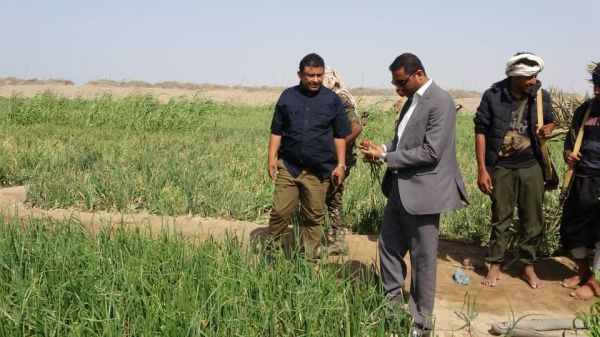 الوكيل القديمي يتفقد أحوال المزارعين في الخوخة 