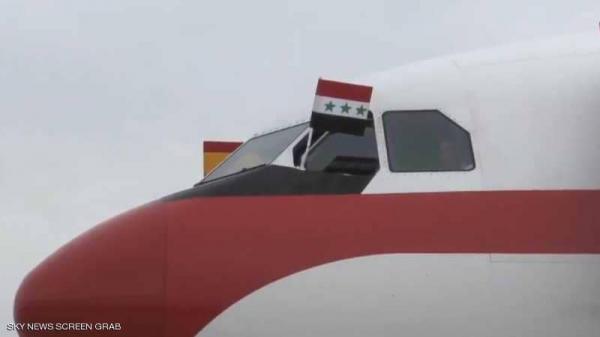 طائرة ملك إسبانيا تحط في العراق رافعة "علم نظام البعث"