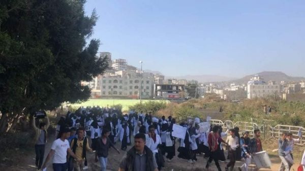 وقفة احتجاجية لطلبة كلية الطب في جامعة إب