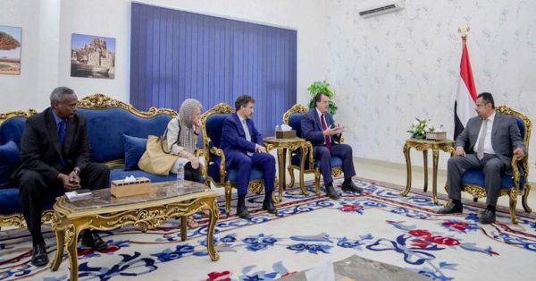 التقى بـ"جريسلي".. رئيس الوزراء ينبه من نهب مليشيا الحوثي للمساعدات واستغلالها في تجنيد الأطفال 