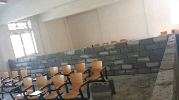 صورة| مليشيا الحوثي تبني حواجز عازلة بين الطلاب والطالبات بجامعة صنعاء