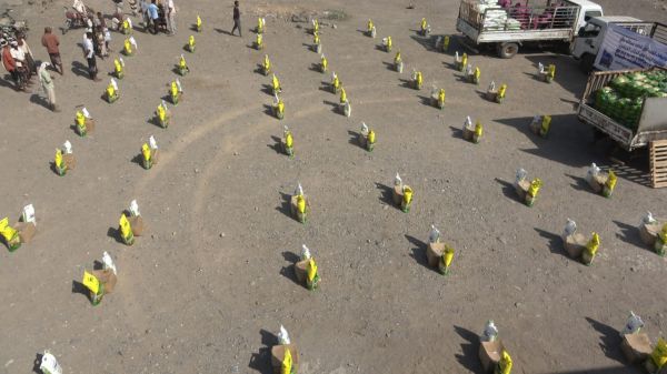 فيديو+صور| إنسانية المقاومة تواصل أعمالها الخيرية بتوزيع 523 سلة غذائية لأهالي جبل النار بمديرية المخا