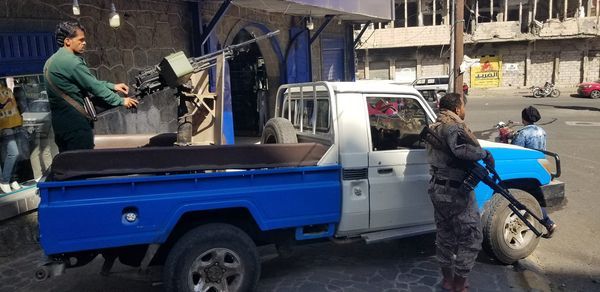 مقتل مطلوب أمنيًا وإصابة آخر أثناء مقاومتهم للأمن في تعز 