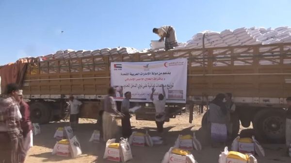 قافلة غذائية سيَّرها الهلال الإماراتي للأسر محدودة الدخل في حريب مأرب 