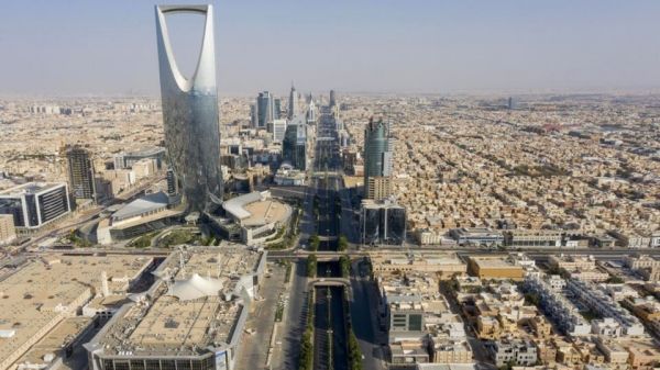 بدء تعليق دخول السعودية للقادمين من 20 دولة مؤقتاً