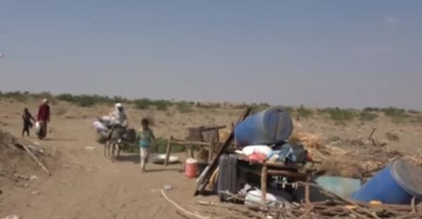 تحت قصف العدوان الحوثي.. نزوح جديد لأهالي من حيس