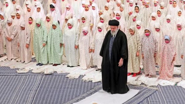 صور لخامنئي تستفز ناشطين.. "يأخذ النساء رهائن"