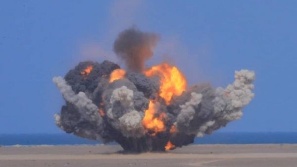 "مسام" يتلف ويفجر 1413 لغمًا وعبوة من مخلفات الحوثيين في باب المندب 