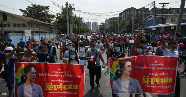 مع تظاهر الآلاف رفضا للانقلاب.. جنرالات ميانمار يحجبون الإنترنت
