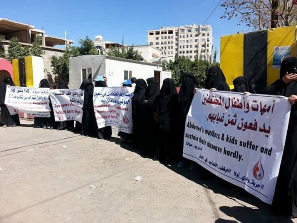 مليشيا الحوثي تحرم أسر المختطفين والمخفيين في سجونها من المساعدات الإنسانية 