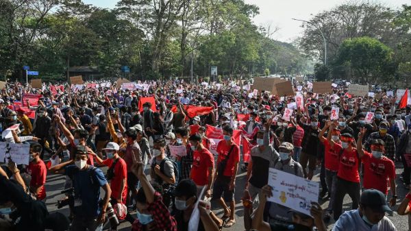 عشرات الآلاف في بورما يتظاهرون مجددا تنديدا بالانقلاب العسكري