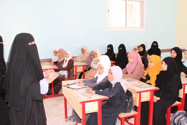 صور| رئيسة دائرة المرأة بالمكتب السياسي تزور مدرسة الشهيد عارف الزوكا بمنطقة يختل بالمخا