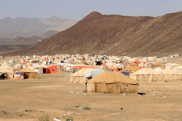 النازحون بمأرب يطالبون بتصنيف مليشيا الحوثي جماعة إرهابية ومحاكمة قياداتها كمجرمي حرب