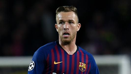 خط وسط برشلونة يتلقى "ضربة قوية" 