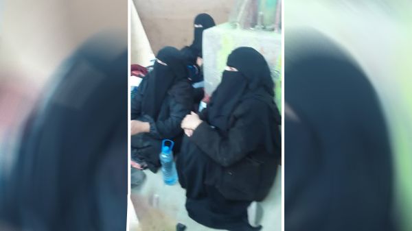 لجأت الى الرصيف.. مليشيا الحوثي تطرد أسرة من منزلها في صنعاء 