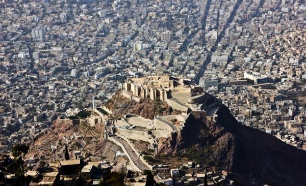 محافظ تعز ولجنة المصالحة وممثلو الأحزاب وفرع المكتب السياسي.. نقاش لإسناد جهود السلطة المحلية بالمحافظة 
